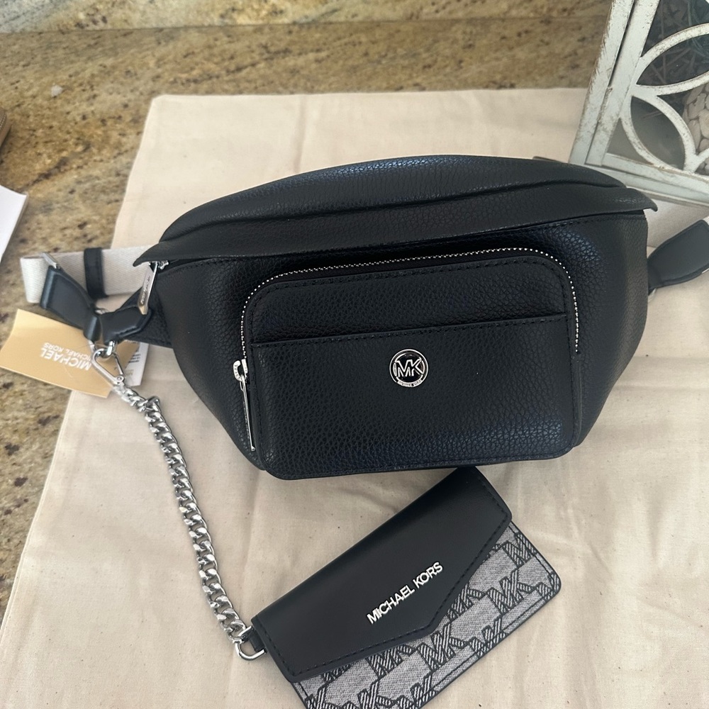 New Michael Kors Maisie Large Pebbled Leather 2-in-1 Sling Pack. - Picture 3 of 9